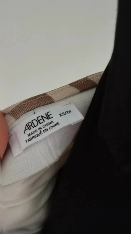 Falda corta Ardene XS con patrón de cuadros marrón y beige – abertura en la parte delantera – photo 5